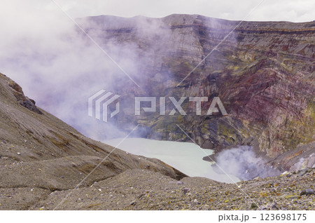 阿蘇山の噴火口 123698175