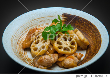 鶏肉とレンコンの甘酢炒めにパクチーを添えて 鶏肉とレンコンの甘酢炒めにパクチーを添えて 123698193