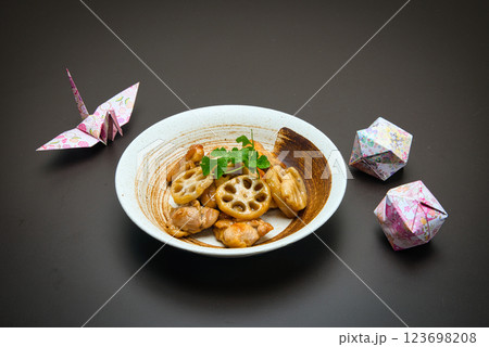 鶏肉とレンコンの甘酢炒めにパクチーを添えて 鶏肉とレンコンの甘酢炒めにパクチーを添えて 123698208