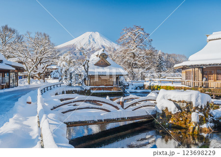 忍野八海　富士山　雪景気 123698229
