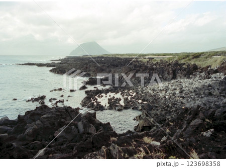 古写真　1979年12月　八丈島　南原千畳岩海岸から望む八丈小島 123698358