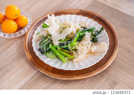 花びら茸と小松菜のソテー 123698371
