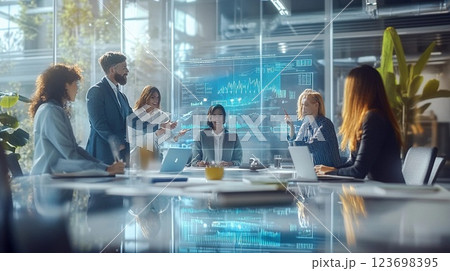 画面を見ながら打ち合わせするビジネスパーソン 123698395