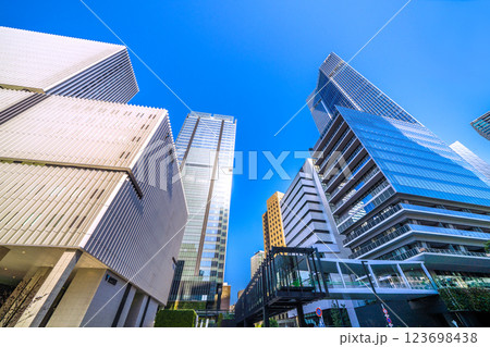 日本の東京都市景観　虎ノ門ヒルズステーションタワー側からデッキでも繋がるようになる虎の門病院＝7日 123698438