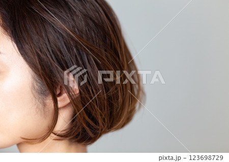 ミドル女性の髪の毛 ミドル女性の髪の毛 123698729
