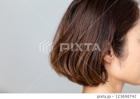 ミドル女性のサイドの髪の毛 123698742