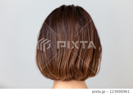 ミドル女性の後頭部の髪の毛 ミドル女性の後頭部の髪の毛 123698961