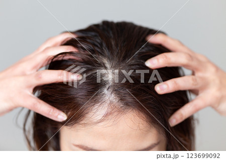 頭皮マッサージをするミドル女性 頭皮マッサージをするミドル女性 123699092