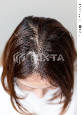 ミドル女性の頭頂部の髪の毛 ミドル女性の頭頂部の髪の毛 123699094