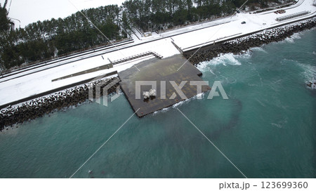 冬の日本の富山湾沿岸を空撮した画像 冬の日本の富山湾沿岸を空撮した画像 123699360