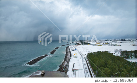 冬の日本の富山湾沿岸を空撮した画像 冬の日本の富山湾沿岸を空撮した画像 123699364