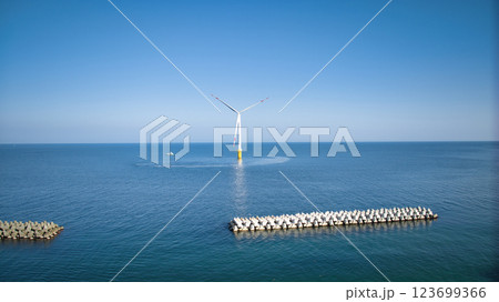 冬の日本の富山湾沿岸を空撮した画像 冬の日本の富山湾沿岸を空撮した画像 123699366