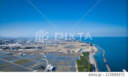 冬の日本の富山湾沿岸を空撮した画像 冬の日本の富山湾沿岸を空撮した画像 123699371