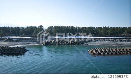 冬の日本の富山湾沿岸を空撮した画像 冬の日本の富山湾沿岸を空撮した画像 123699378