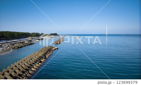 冬の日本の富山湾沿岸を空撮した画像 123699379
