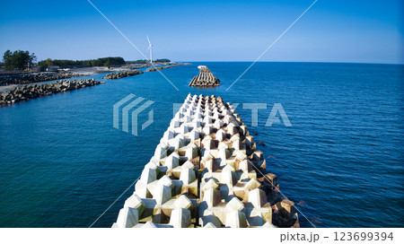 冬の日本の富山湾沿岸を空撮した画像 123699394