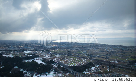 日本の富山県魚津市上空から見た街や富山湾などの風景 123699620