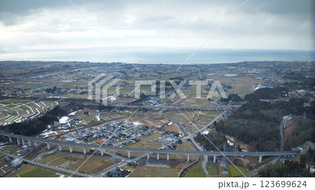 日本の富山県魚津市上空から見た街や富山湾などの風景 日本の富山県魚津市上空から見た街や富山湾などの風景 123699624