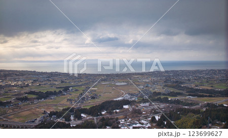 日本の富山県魚津市上空から見た街や富山湾などの風景 日本の富山県魚津市上空から見た街や富山湾などの風景 123699627