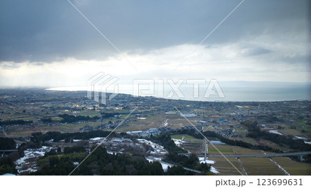 日本の富山県魚津市上空から見た街や富山湾などの風景 日本の富山県魚津市上空から見た街や富山湾などの風景 123699631