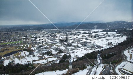 日本の富山県魚津市上空から見た街や富山湾などの風景 123699637