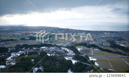 日本の富山県魚津市上空から見た街や富山湾などの風景 日本の富山県魚津市上空から見た街や富山湾などの風景 123699641