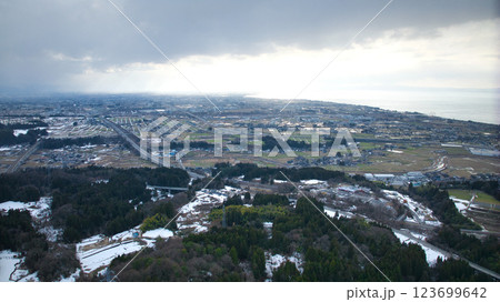 日本の富山県魚津市上空から見た街や富山湾などの風景 123699642
