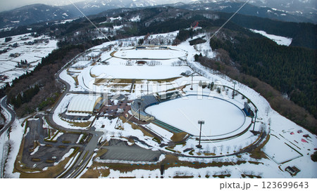 日本の富山県魚津市上空から見た街や富山湾などの風景 日本の富山県魚津市上空から見た街や富山湾などの風景 123699643
