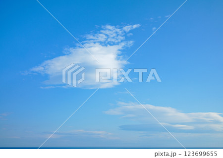 青空に白い雲　ミナカ小田原上空 123699655
