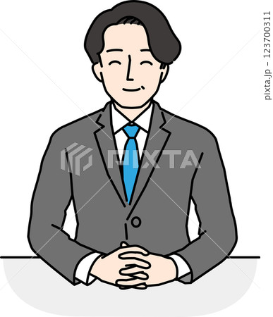 正面をむいて微笑むスーツの中高年男性 123700311