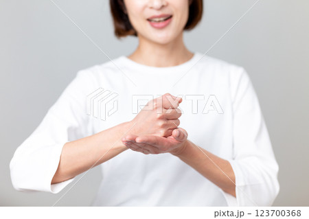 何かを思いついた笑顔のミドル女性 123700368