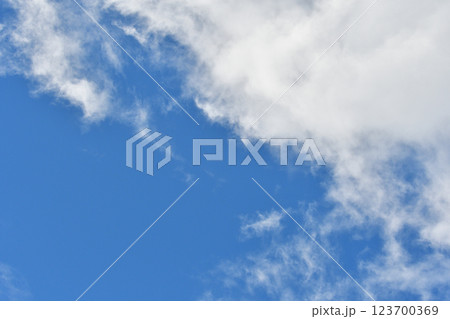 青空と白い雲 123700369