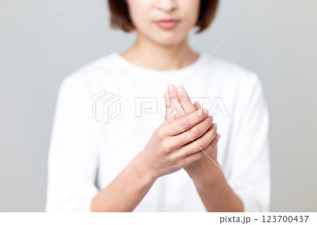 手荒れに悩むミドル女性 123700437