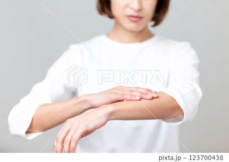 腕のスキンケアに悩むミドル女性 123700438