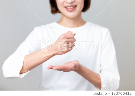 何かを思いついた笑顔のミドル女性 123700439