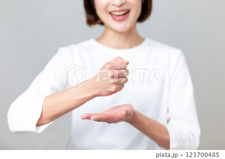 何かを思いついた笑顔のミドル女性 123700485