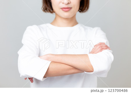 腕組みをするミドル女性 腕組みをするミドル女性 123700486