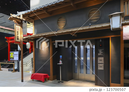 羽田空港第3ターミナル4F江戸小路から5F展望デッキへのエレベーター 123700507
