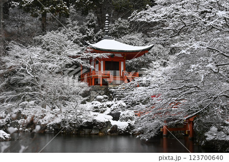 世界文化遺産 京都市醍醐寺弁天堂の雪景色 123700640