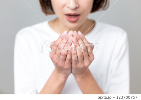 口臭をチェックするミドル女性 123700757