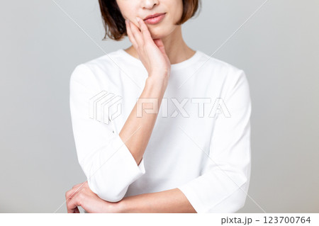 悩むミドル女性 悩むミドル女性 123700764