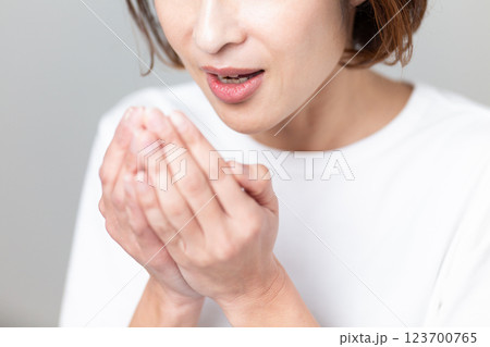 口臭をチェックするミドル女性 123700765