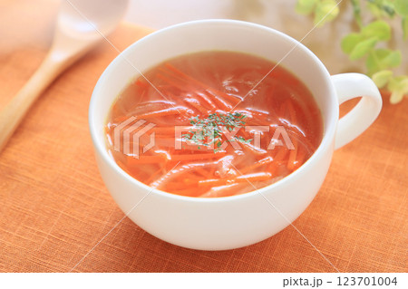 温かい、人参コンソメスープ（湯気あり） 123701004
