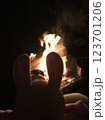 焚火とウサギ 123701206