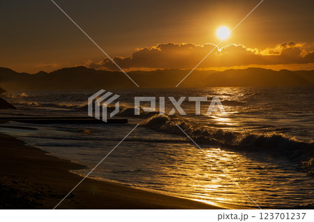 湘南の海 七里ヶ浜海岸の日の出 湘南の海 七里ヶ浜海岸の日の出 123701237