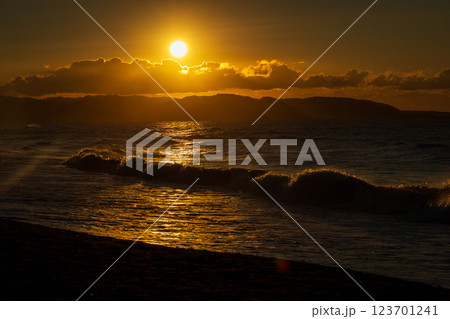 湘南の海 七里ヶ浜海岸の日の出 湘南の海 七里ヶ浜海岸の日の出 123701241