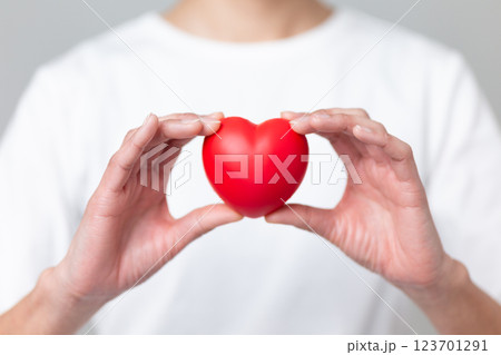 ハートマークを持つミドル女性 ハートマークを持つミドル女性 123701291
