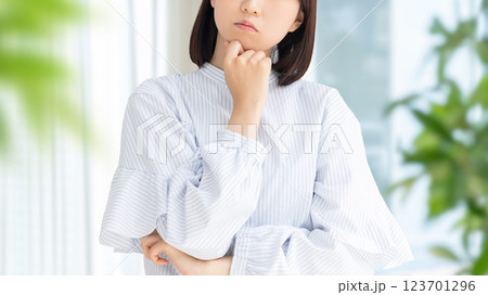 考えごとをする若い女性・ビジネスウーマン 123701296