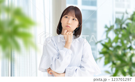 考えごとをする若い女性・ビジネスウーマン 考えごとをする若い女性・ビジネスウーマン 123701297