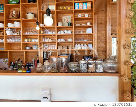 お洒落なカフェのハンドメイド雑貨や小物を販売コーナー お洒落なカフェのハンドメイド雑貨や小物を販売コーナー 123701539